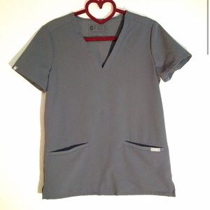 Figs casma three pocket scrub top in charcoal